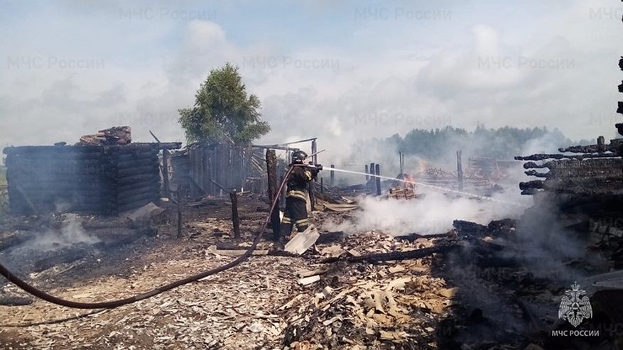 Главная картинка новости: В Меленковском районе пожар охватил жилой дом с хозпостройками