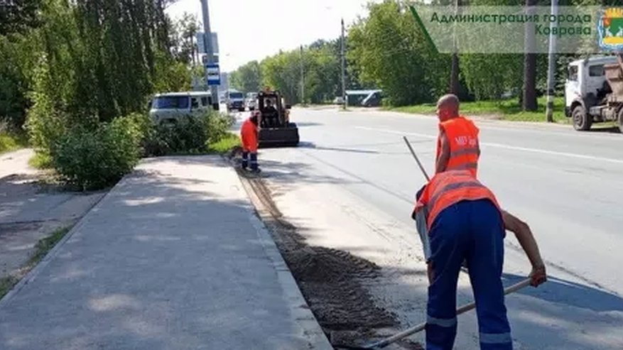 Главная картинка новости: С раннего утра в Коврове начали очистку дорог и тротуаров