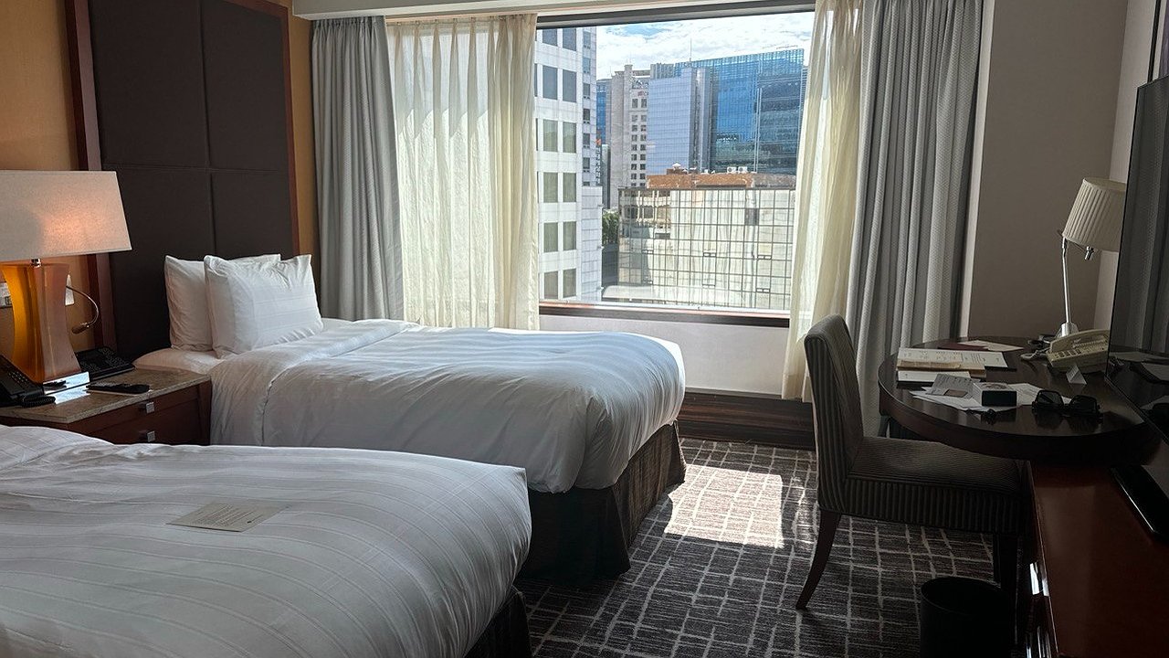 Главная картинка новости: Невидимый яд в вашей спальне: ученые объяснили, почему вы болеете на самом деле