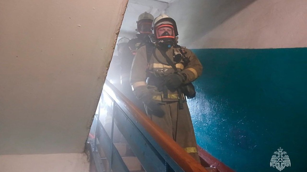 Главная картинка новости: В Муроме пожарные спасли троих детей и взрослых из горящей квартиры