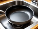 Вот как мою все сковородки: жир отпадает сам, нагар отмывается без усилий, а дно блестит – и при этом всём ни одной царапины