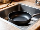 Освободите сковороду от жира и нагара за считанные секунды: берите копеечное аптечное средство