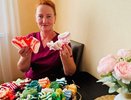 Сотрудница владимирского пансионата вяжет вещи для родившихся раньше срока малышей