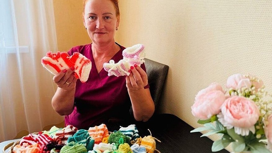 Главная картинка новости: Сотрудница владимирского пансионата вяжет вещи для родившихся раньше срока малышей