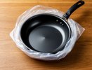 Упаковываю сковороду в полиэтиленовый пакет: вот что поможет избавиться от нагара навсегда – отныне к покрытию ничего не прилипнет