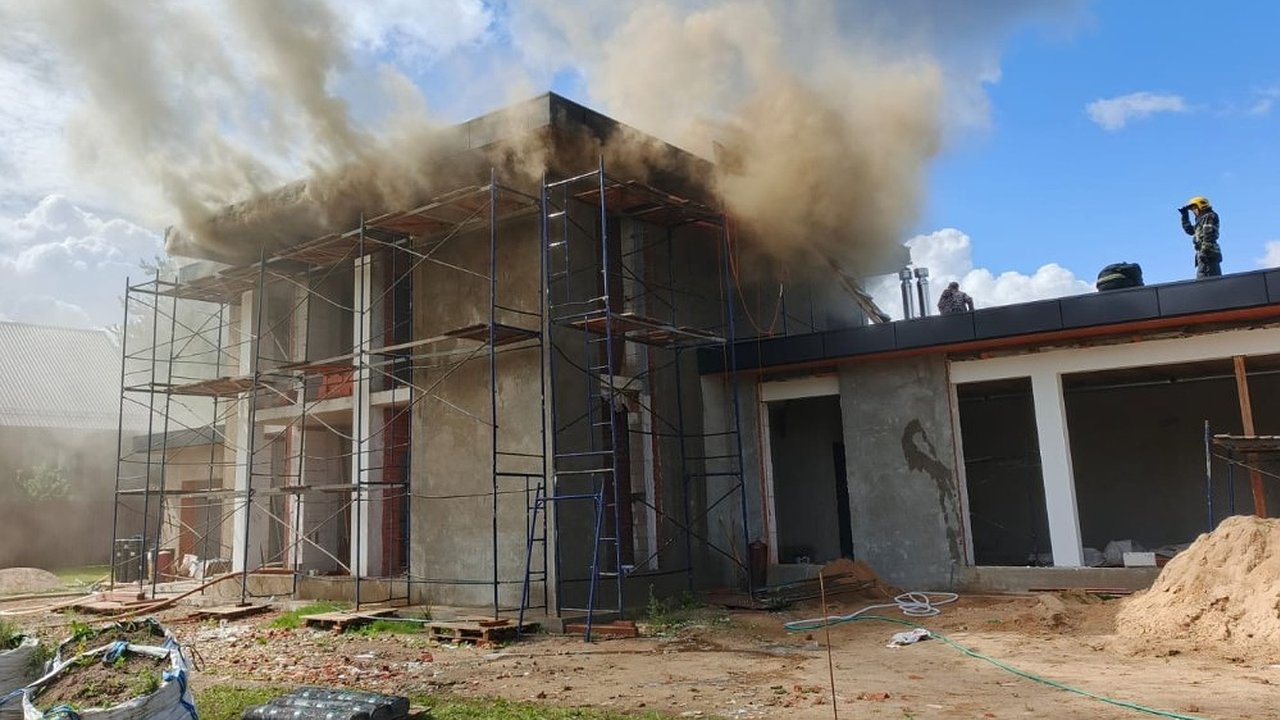 Главная картинка новости: В Александрове пожар охватил 150 квадратных метров недостроенного здания