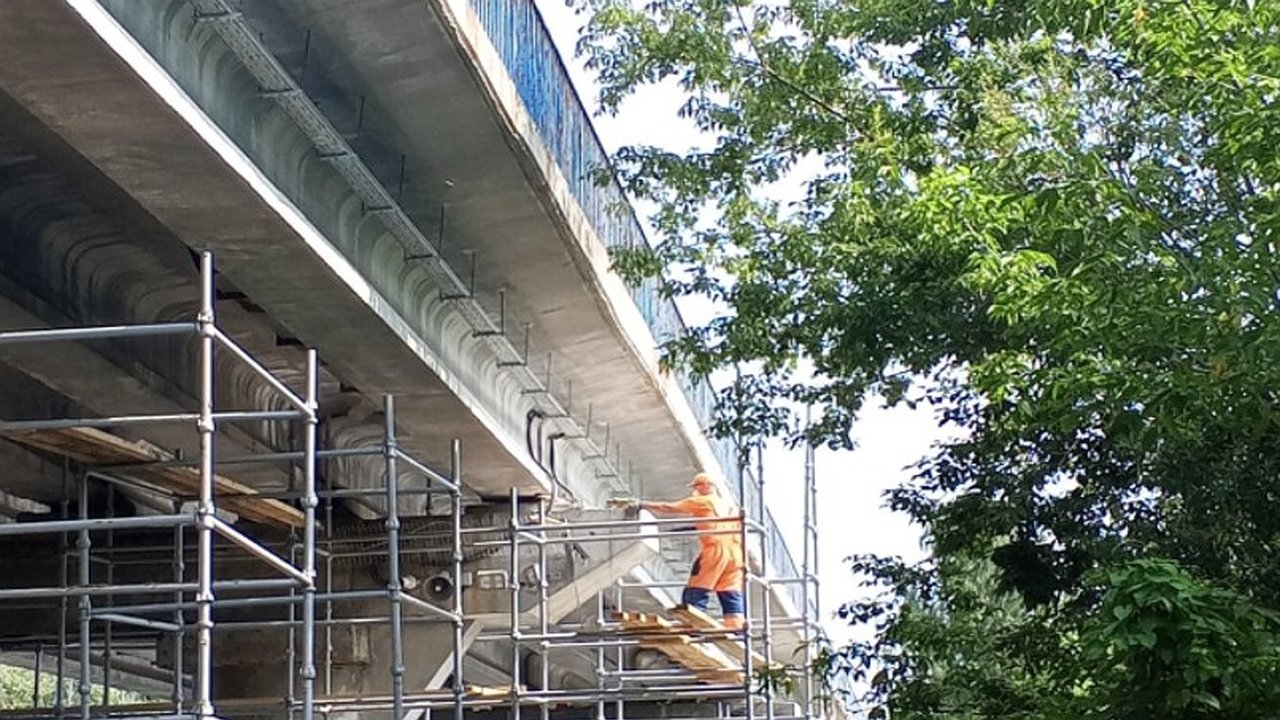 Главная картинка новости: В Ковровском районе идёт ремонт 150 метров моста через реку Уводь