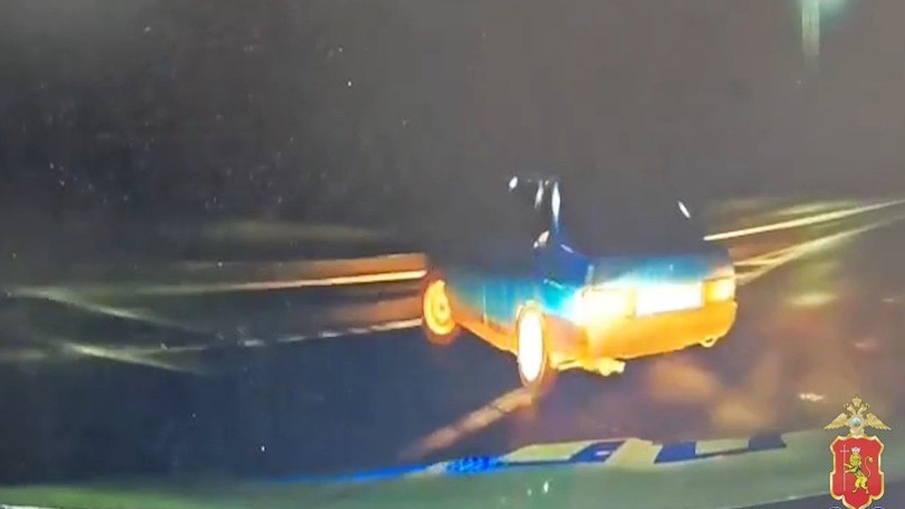 Главная картинка новости: 14-летний подросток устроил опасную гонку от полиции на трассе «Золотое кольцо»