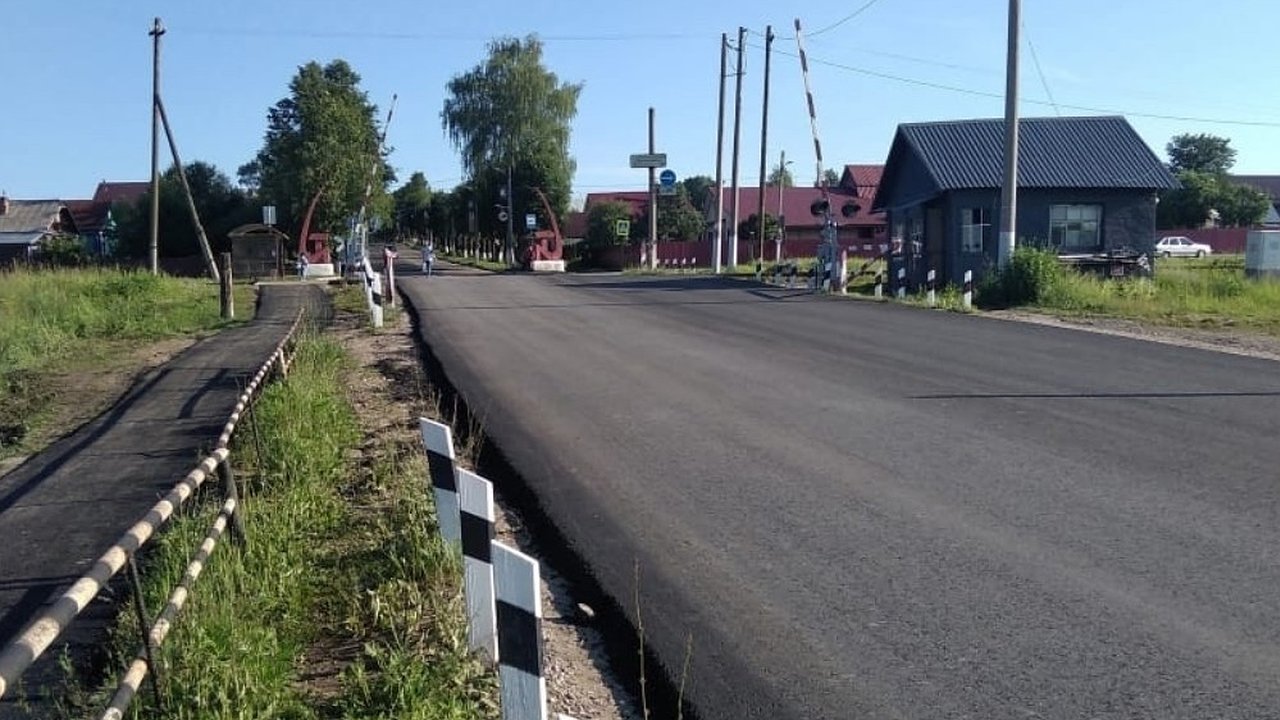 Главная картинка новости: Возле железнодорожного переезда в Кольчугине отремонтировали дорогу и тротуар