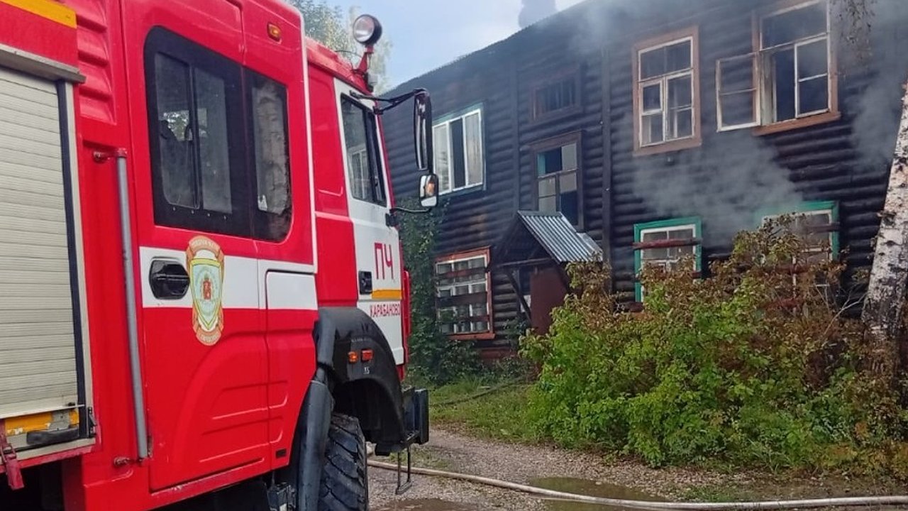 Главная картинка новости: В Киржаче сгорел расселённый деревянный многоквартирный дом на улице Фрунзе