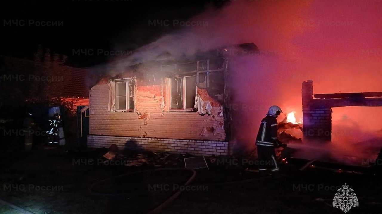 Главная картинка новости: В деревне Саксино Муромского округа ночью загорелся частный дом