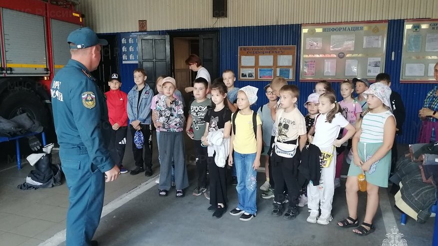 Главная картинка новости: Дети из вязниковского школьного лагеря посетили с экскурсией пожарную часть