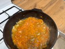 Использую уксус и салфетку, чтобы масло перестало брызгать: кухня и плита остаются чистыми, а кожа без ожогов