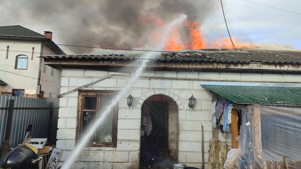 Главная картинка новости: В Александрове пожар охватил 285 квадратных метров жилого дома