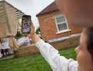 Смартфоны с ИИ догоняют фоторедакторы по росту популярности