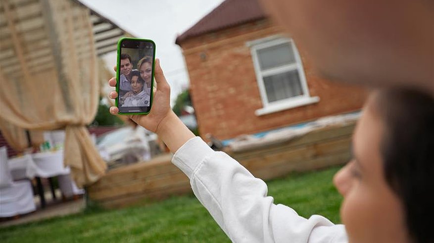 Главная картинка новости: Смартфоны с ИИ догоняют фоторедакторы по росту популярности