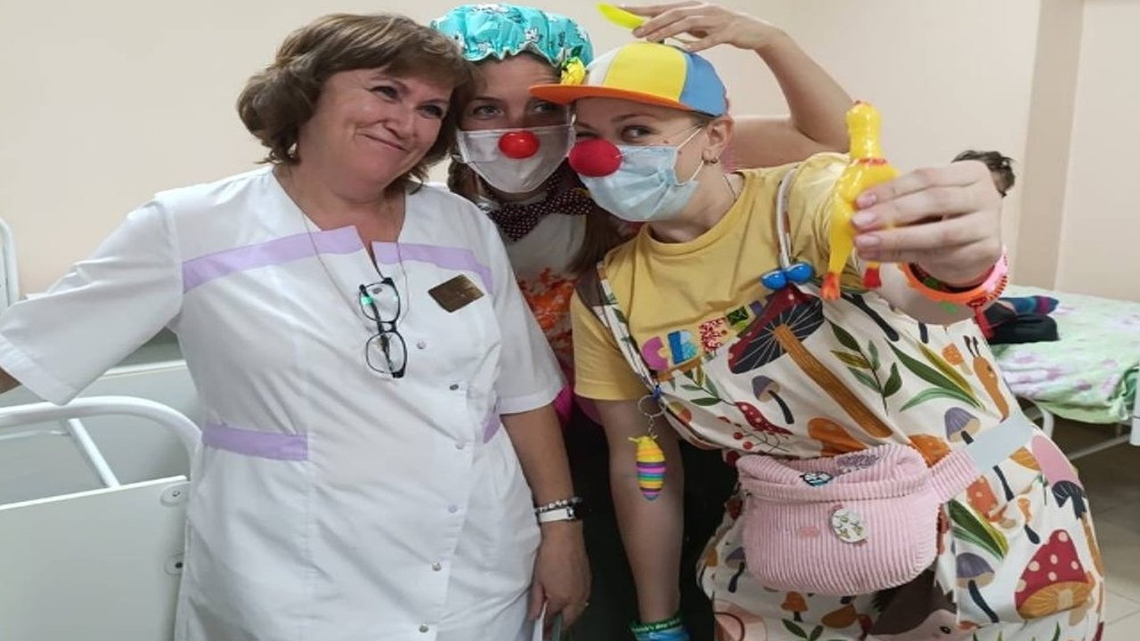 Главная картинка новости: Маленьких пациентов онкоотделения во Владимире навестил «клоунский патруль» из Воронежа