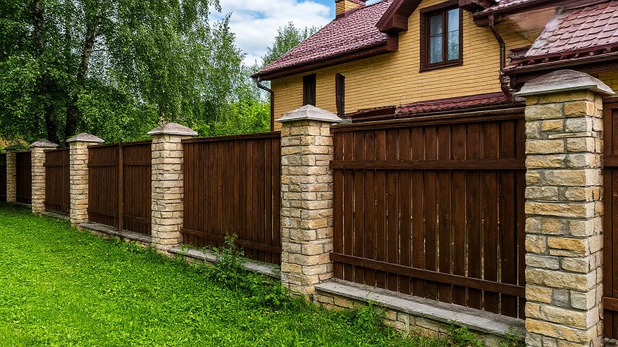 Главная картинка новости: Ограждения из профлиста больше не в тренде: кладка — лучший выбор для стильного и долговечного забора