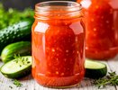 Хрустящие огурцы в томатной заливке: вкуснее чем эта заготовка вы точно не пробовали