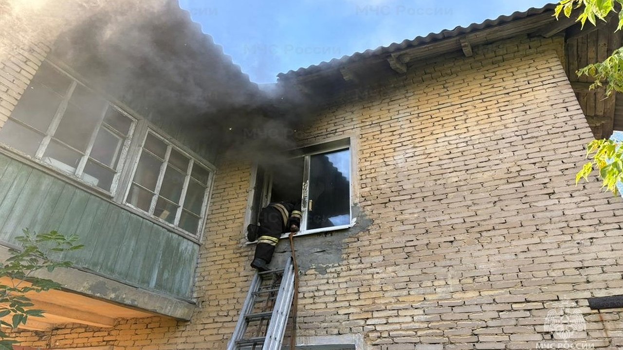 Главная картинка новости: В Муроме спасли трёх человек из горящего дома на улице Южной