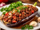 Фаршированные баклажаны с говядиной, луком и чесноком: секрет сочной начинки - в жаровне или духовке