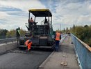 В Ковровском районе на мосту через реку Уводь укладывают новый асфальт