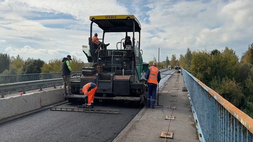 Главная картинка новости: В Ковровском районе на мосту через реку Уводь укладывают новый асфальт