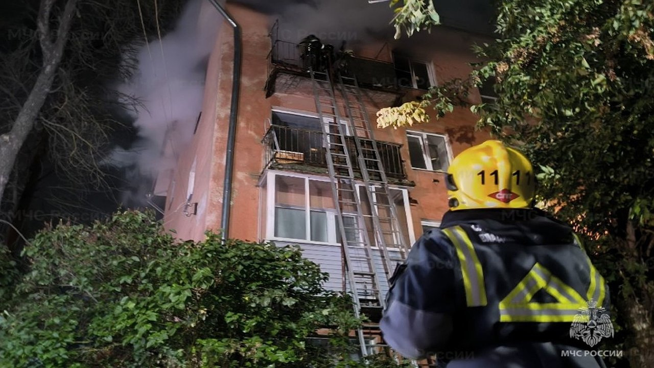 Главная картинка новости: Во Владимире ночью загорелся многоэтажный дом на улице Усти-на-Лабе