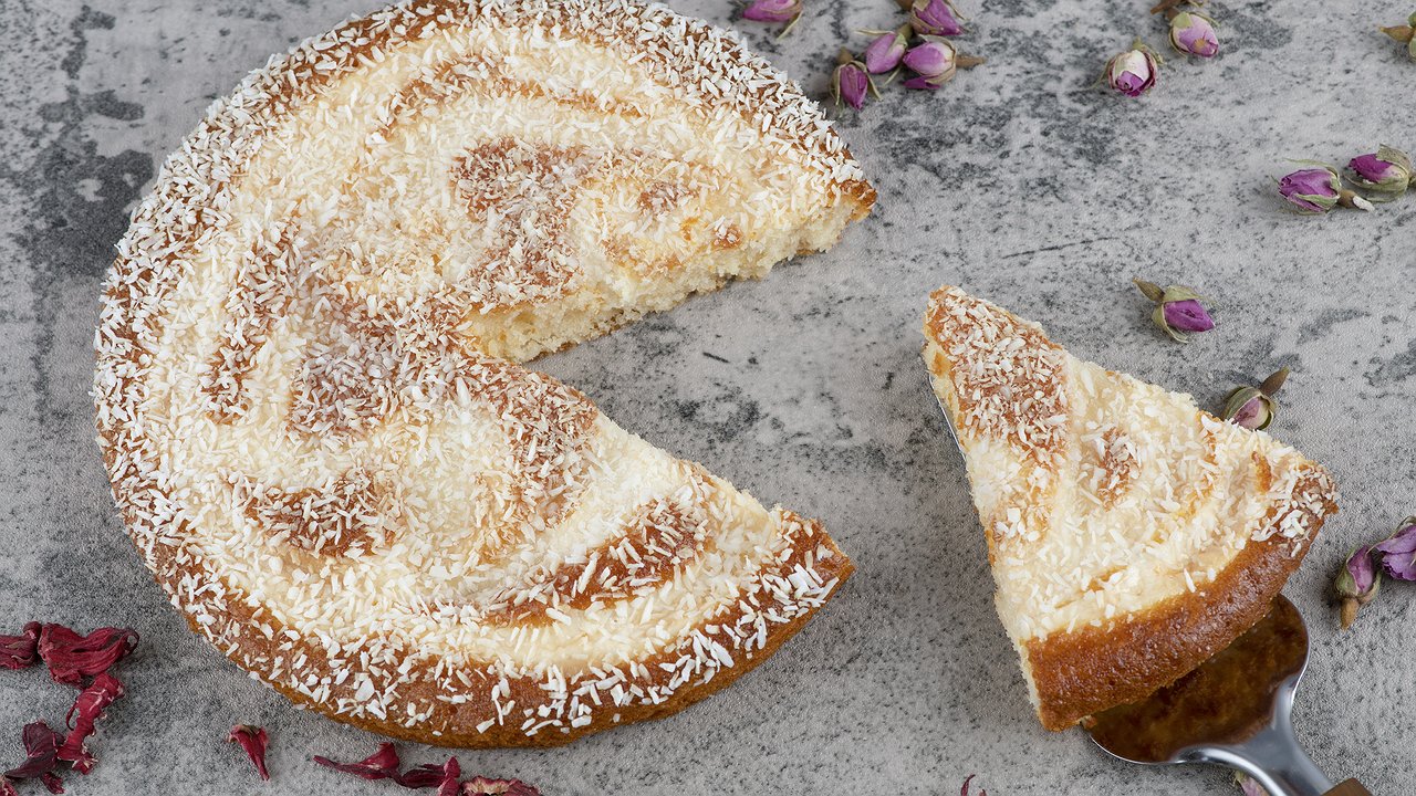 Главная картинка новости: Шарлотка с творожной начинкой: секрет нежнейшего пирога, который тает во рту