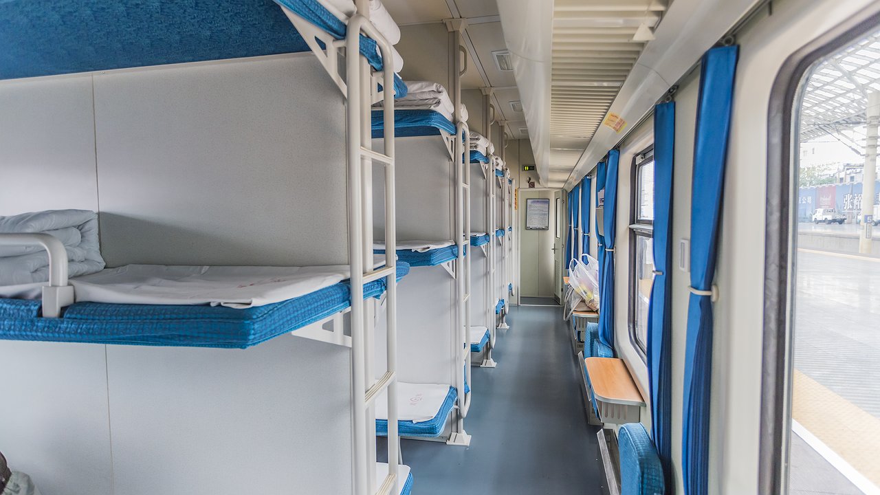 Главная картинка новости: 15 лет в вагоне: что на самом деле происходит в поездах дальнего следования