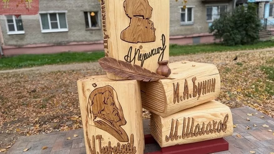 Главная картинка новости: В Петушках на улице Маяковского появилась уникальная книжная инсталляция