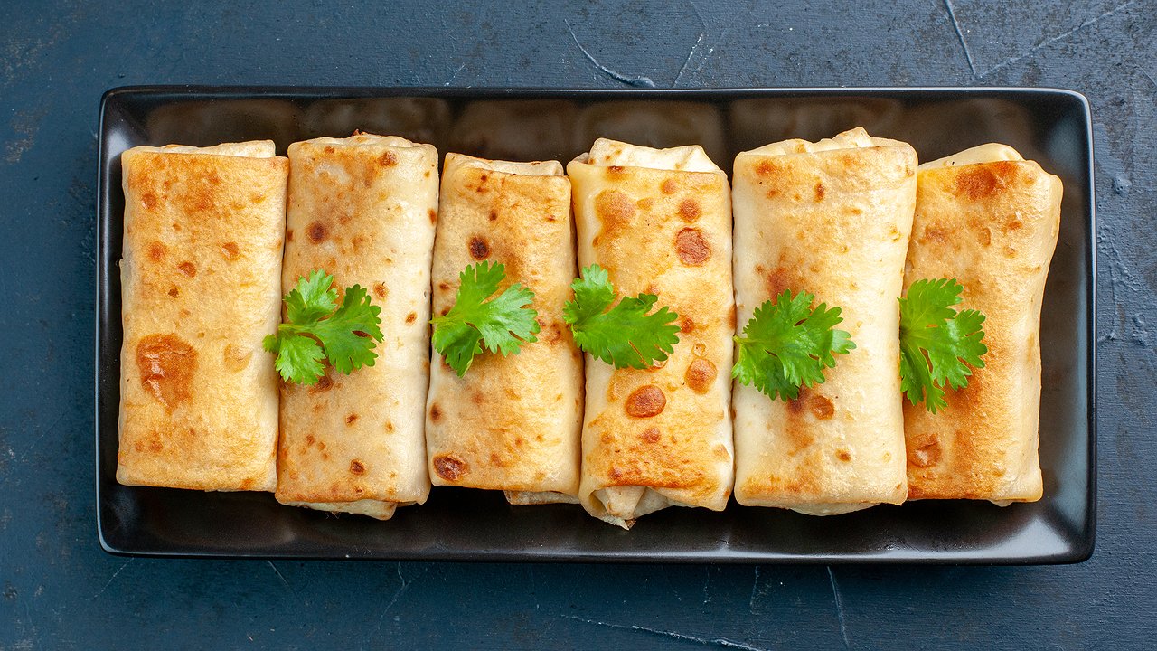 Главная картинка новости: Хрустящие рулетики из лаваша: ваша идеальная закуска всего за 20 минут