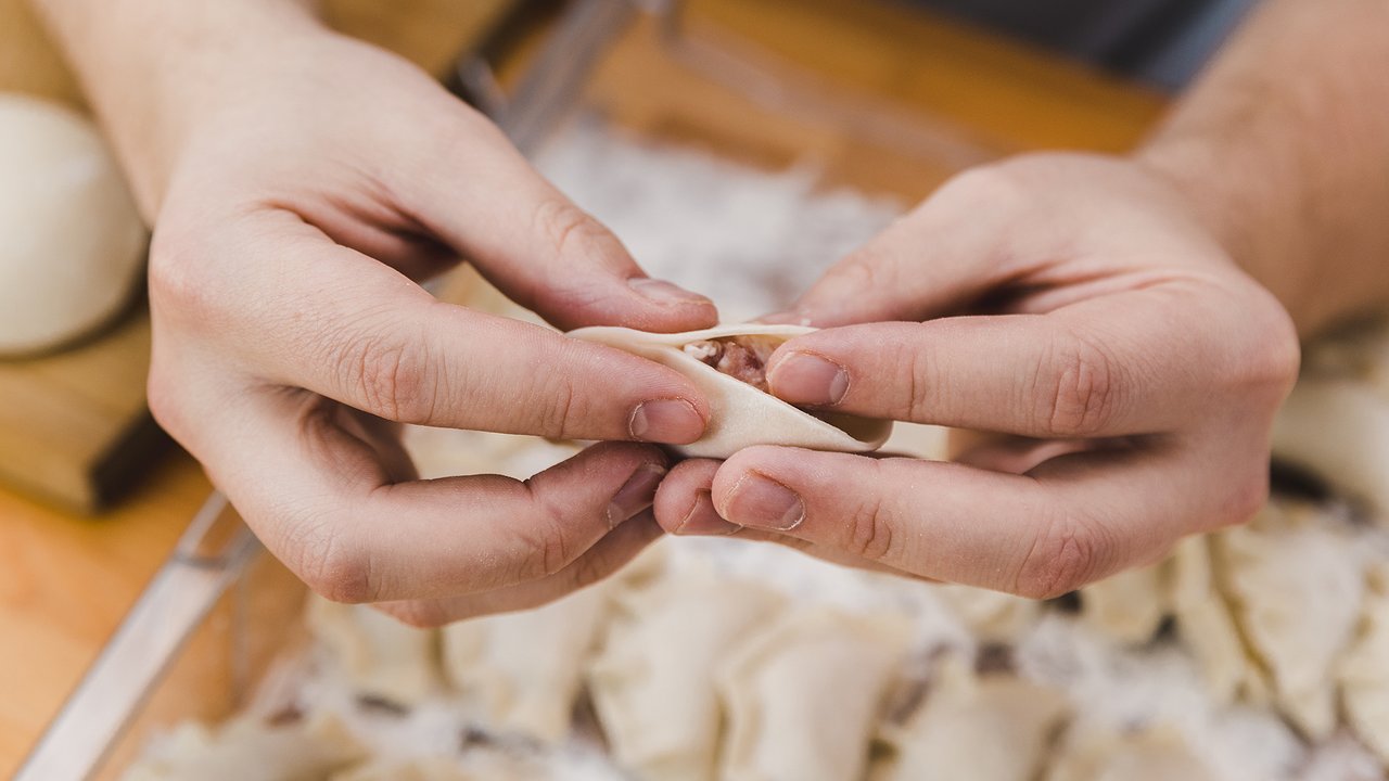 Главная картинка новости: Как добиться сочности: секрет пельменей от шеф-повара