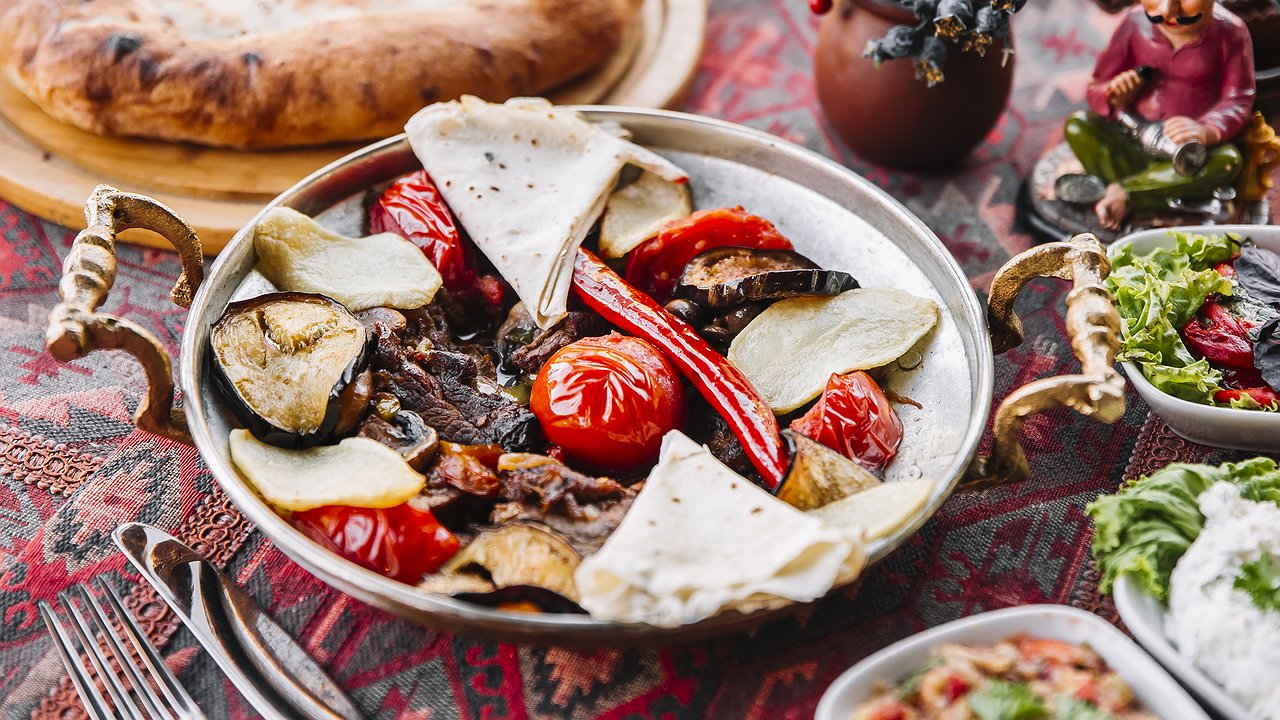 Главная картинка новости: Чем кормят в Абхазии: откровенный рассказ о местных продуктах и ценах