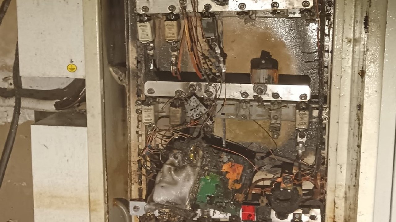 Главная картинка новости: В Струнине пожарные предотвратили возгорание в многоэтажке после короткого замыкания