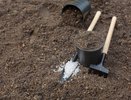 Осенью рассыпаю в теплице стакан этого средства — и к весне почва обновляется сама