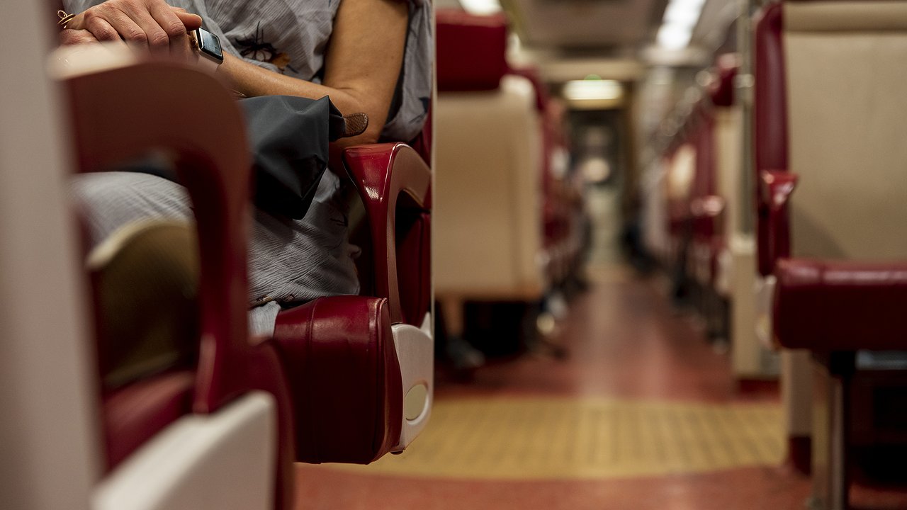 Главная картинка новости: «Ваш ребенок бегает по вагону и не дает мне спать», – сказала пожилая женщина. – «Но ему всего пять лет»