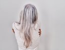 3 ложки в кефир — и седина уходит: волосы сияют цветом и здоровьем