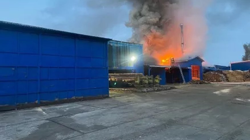 Главная картинка новости: В Кольчугине разразился пожар на складе