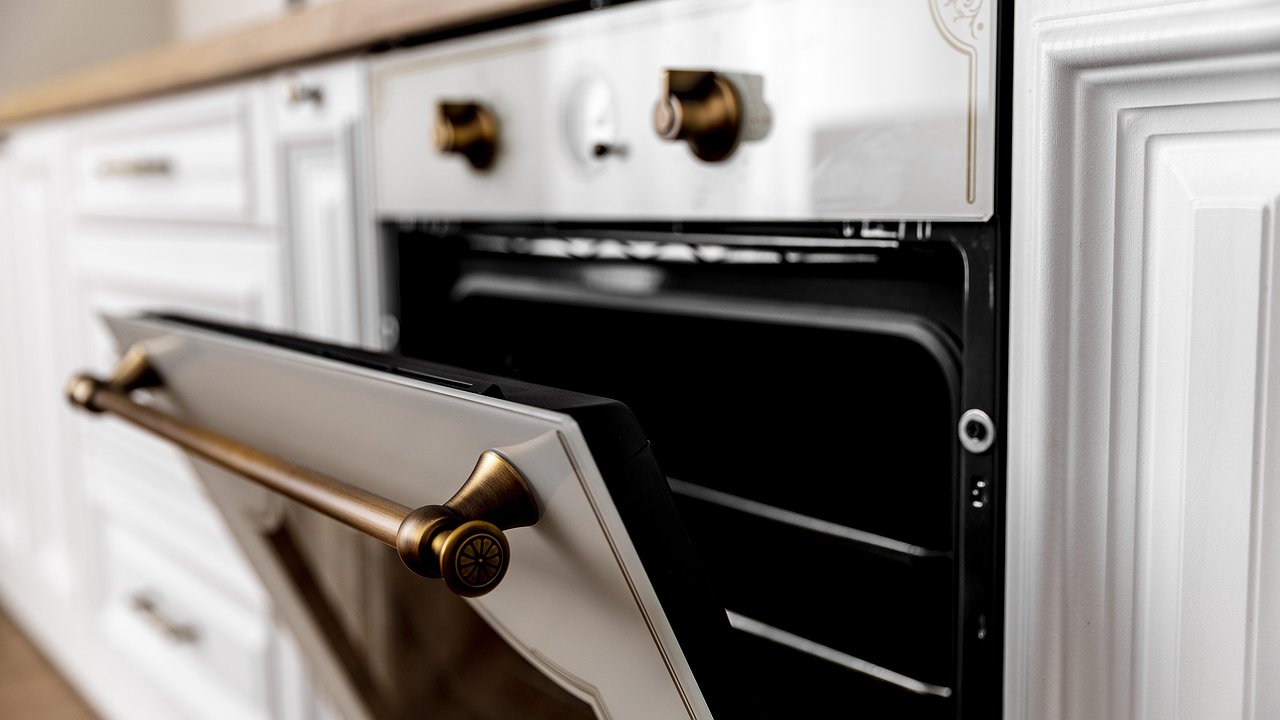 Главная картинка новости: Как один прибор заставляет вас переплачивать за свет. Он есть почти у всех.