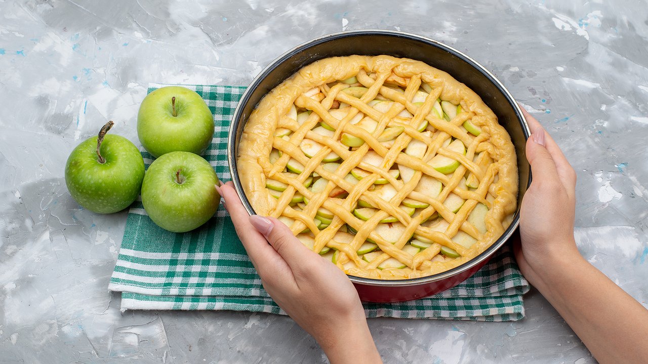 Главная картинка новости: Яблочный пирог, который покорил всех: проще шарлотки, а вкус — настоящая осень