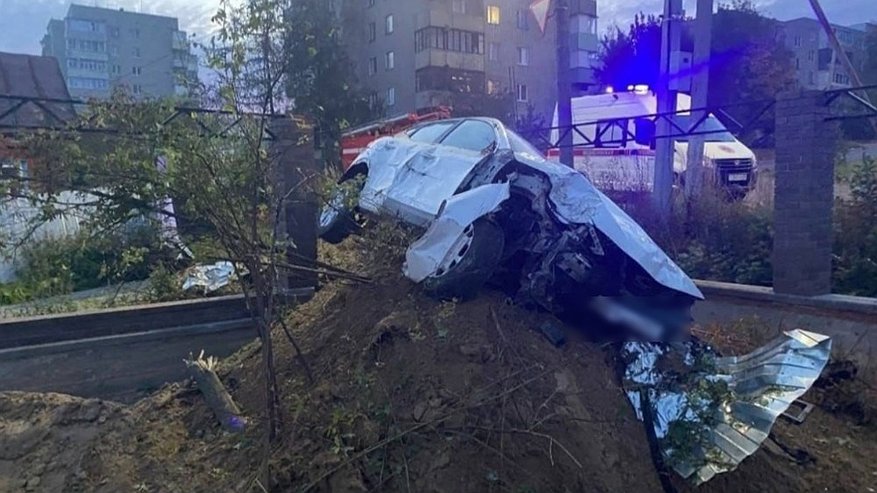 Главная картинка новости: В Кольчугине водитель «Ниссана» врезался в забор и скрылся с места ДТП