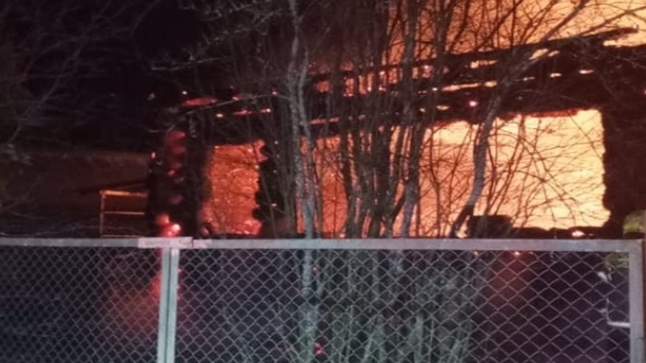 Главная картинка новости: В деревне Снятиново Александровского района ночью пожар уничтожил жилой дом