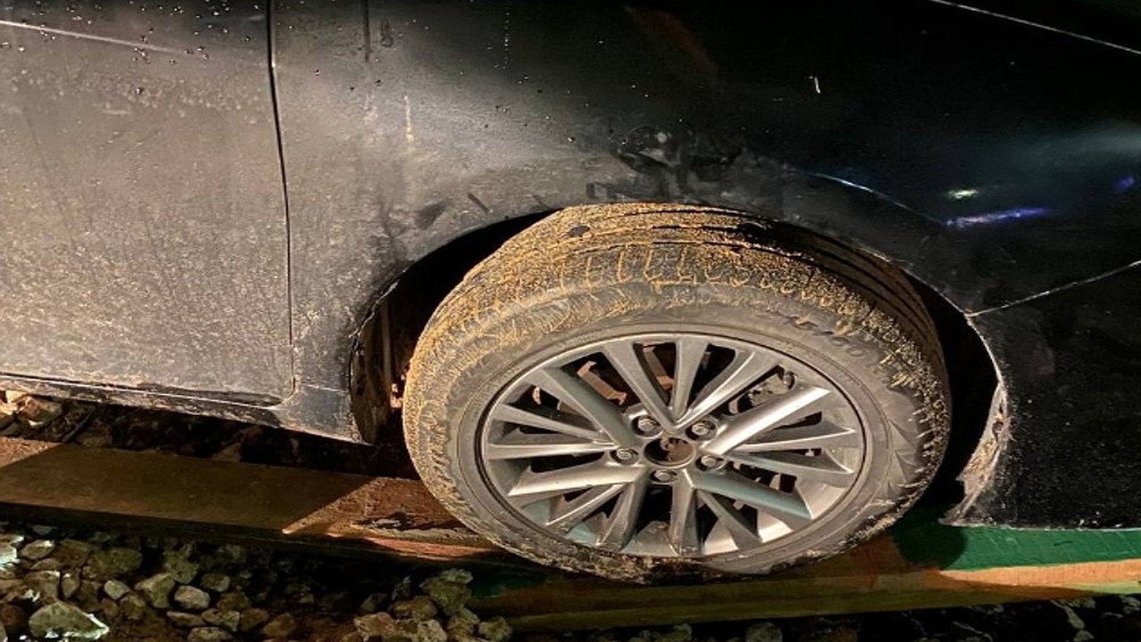 Главная картинка новости: Ковровские спасатели вытащили провалившуюся в яму у жилого дома легковушку