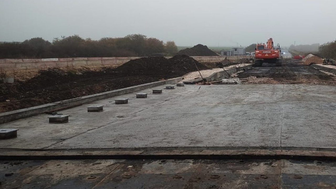 Главная картинка новости: На мосту через Бакалейку в Суздальском районе начали укладку асфальта и гидроизоляции