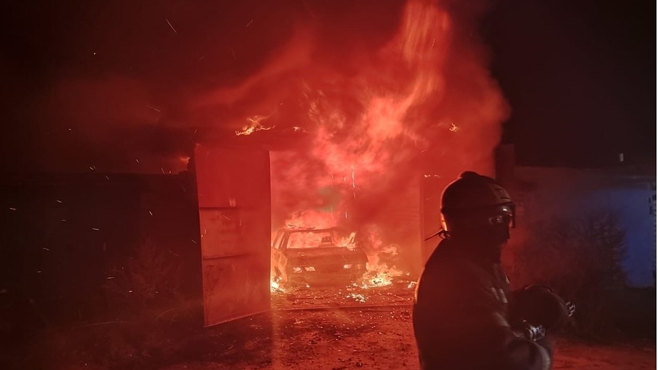 Главная картинка новости: В посёлке Балакирево Александровского района сгорел гараж вместе с автомобилем