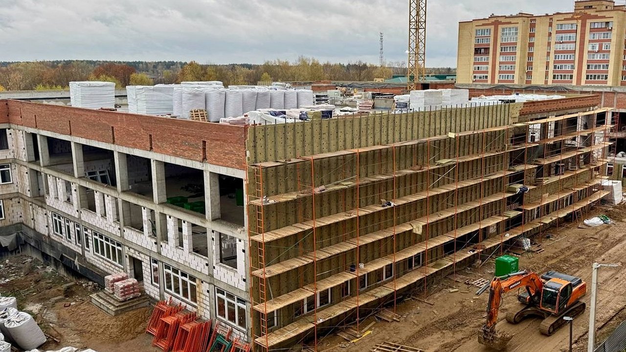 Главная картинка новости: В новой школе Александрова завершён монтаж коммуникаций и началась отделка классов