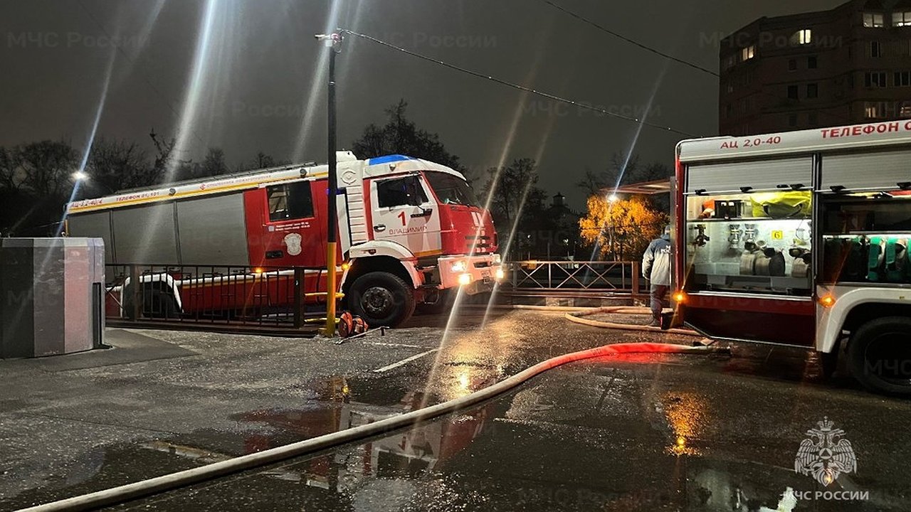 Главная картинка новости: Во Владимире на улице Семашко загорелась квартира в жилом доме
