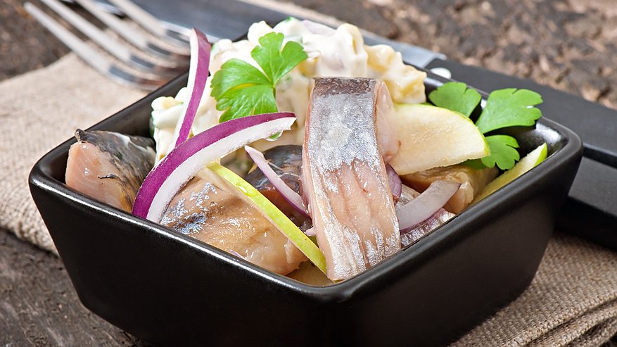 Главная картинка новости: У нас мало кто знает этот рецепт: солим обалденную селедку по-голландски — больше не захотите готовить ее иначе