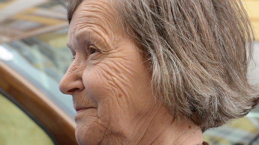 Главная картинка новости: Седые волосы потемнеют за 5 минут: этот способ заменит посещение салона — быстро и недорого